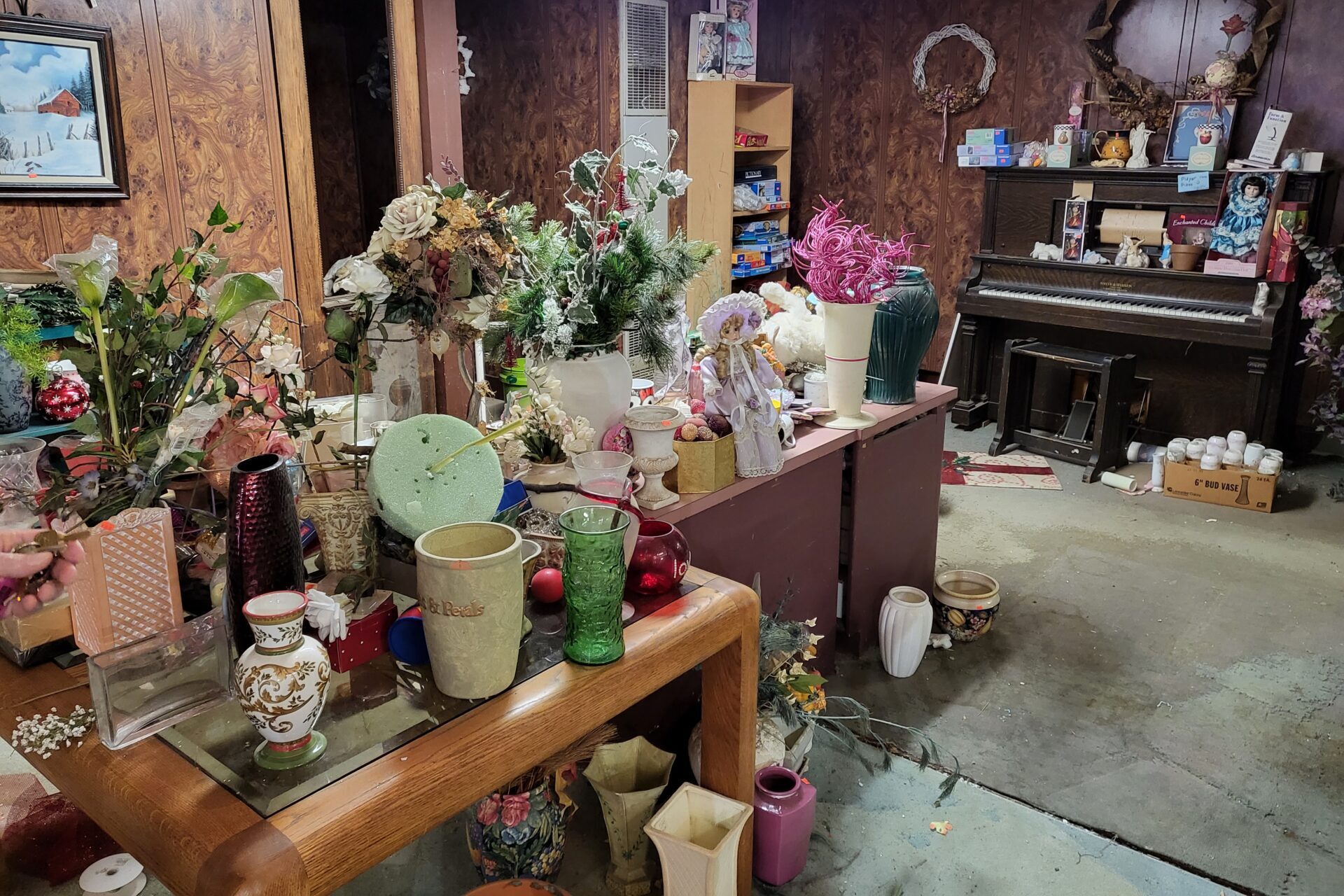20230328_135312 Garage with unwanted household items